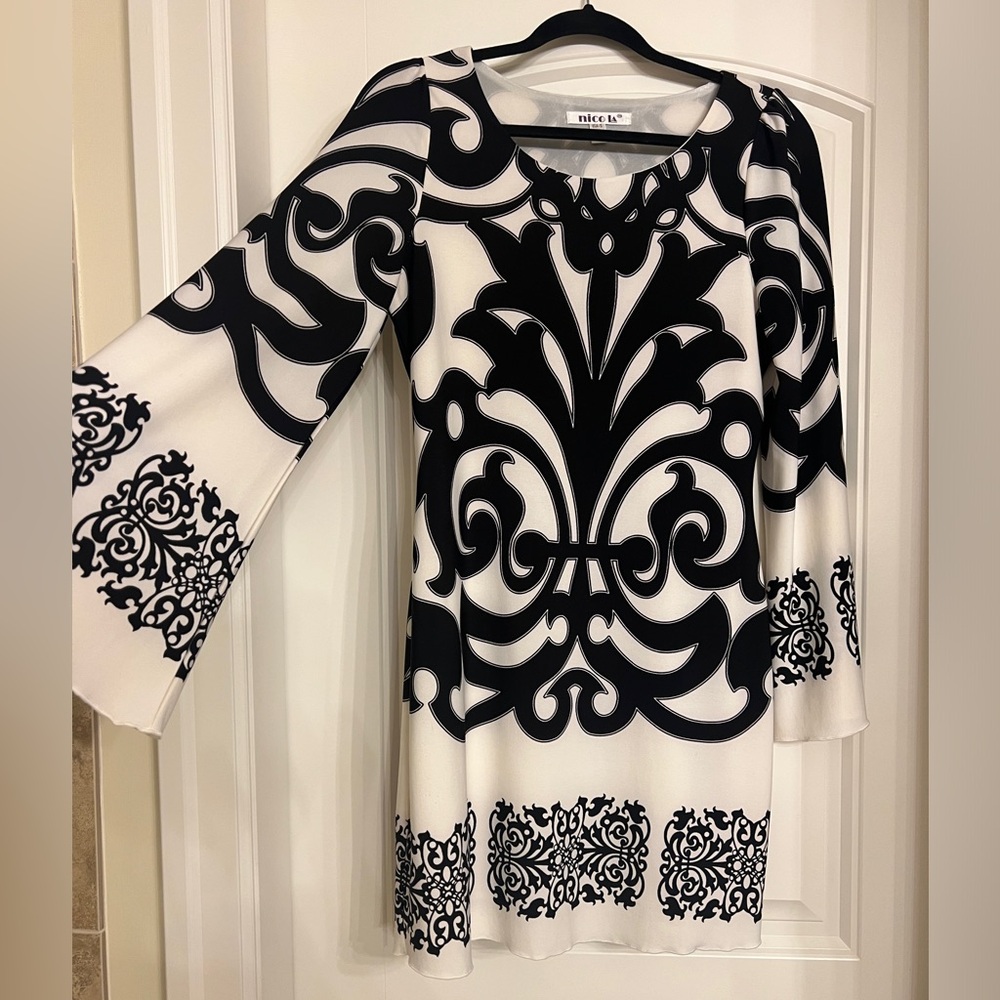 Nico La Black and white patterned tunic dress with wide sleeve, size small (6)